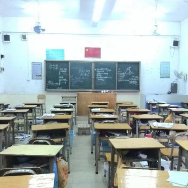 中式梦核教室：闪回千禧学生时代