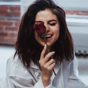 Selena Gomez：甜美治愈傻脸女孩